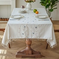 Crème linnen tafelkleed met borduursel en kwastjes op een houten eettafel - 150*100cm / Bij Madeliefje