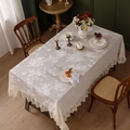 Tovaglia in pizzo vintage francese con elegante bordo a balze e motivi floreali - Crema Farfalla Floreale