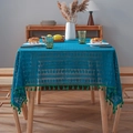 Nappe rectangulaire en dentelle bleu paon avec des pompons vert foncé sur une table - 100*150cm / Bleu Marine avec Glands