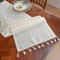 Boho Tischläufer in Creme mit geometrischem Lochmuster und handgefertigten Quasten - 35*45cm / Gebrochenes Weiß