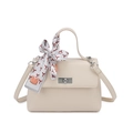 Minimalistische crèmewitte crossbodytas met zijden sjaal en zilveren draaisluiting - Khaki