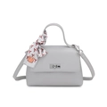 Minimalistische lichtgrijze crossbodytas met decoratieve handgreep met zijden sjaal - Grijs