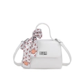 Witte mini crossbody tas met zilveren details en een zijden sjaal om het handvat - Wit