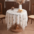 Pastellfarbene runde Lavendel-Tischdecke mit rustikalen Baumwollquasten für die Deko - 135*135 / Lavendel Floral (Beige Basis)
