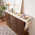 Waterdichte tafelloper met gele tulpenprints en franjes op een houten dressoir - Tulp