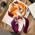 Zijden vierkante sjaal met bloemenprint gestyled met blazer en witte kettingtas - Paars Oranje (W-198-1-紫橙色)