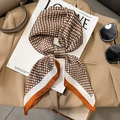 Elegante foulard in seta con stampa a catena su blazer kaki e rivista di moda - 70x70cm / Bordo Arancione
