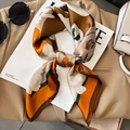 Retro zijden sjaal met bloemenprint in oranje en beige op een blazer en een tijdschrift - Koffie Oranje (W-198-1-咖啡橙色)
