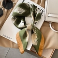 Dettaglio di un foulard in seta con motivo N, design patchwork verde scuro e beige liscio - 70x70cm / Verde