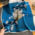 Pañuelo cuadrado de seda de morera azul marino con motivos de magnolia blanca y clásicos - 70x70cm / Azul Diamante