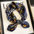 Foulard in seta blu navy con fiori arancioni annodato a fiocco su rivista bianca - 53*53cm / Blu navy