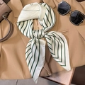 Élégant foulard en soie crème à rayures vertes sur un blazer camel avec lunettes - Blanc Cassé Avec Rayures Vertes / 70cmx70cm