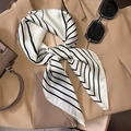Détail d'un foulard carré rayé effet soie sur un blazer avec des accessoires chics - Blanc Cassé Avec Rayures Noires / 70cmx70cm