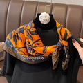 Sciarpa di seta arancione e blu navy con stampe di foglie astratte per donna - Arancione