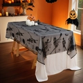 Halloween schwarze Spitzentischdecke mit Skeletten und Fledermäusen auf weißem Tuch - 140*350cm / Skelett