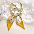 Détail d'un foulard en soie étroit avec motif H vert et bordure jaune en forme de nœud - Jaune à Motif de Lettres