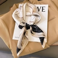 Eleganter Seidenschal mit Blumenmuster in Schwarz und Beige auf einem Wollblazer - 70*70cm / Schwarz