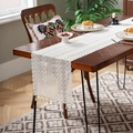 Detalle de camino de mesa de ganchillo blanco con motivos geométricos y borlas a mano - 35*91cm / Onda de Diamante Beige