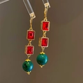 Boucles d'oreilles vintage avec cristaux carrés rouges et perles de malachite verte - Gland carré rouge festif
