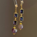 Boucles d'oreilles vintage avec cristaux mauves et détails dorés de style rétro long - Gland carré violet lavande