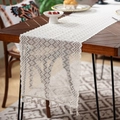 Detalle de camino de mesa de encaje blanco con tejido geométrico y borlas en mesa de madera - 35*91cm / Rejilla de Rombos Beige