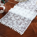 Camino de mesa de encaje blanco con bordado de mariposas y borde de pequeños pompones - Bola de pelo blanca / 35x360cm
