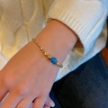Pulsera de cuentas hecha a mano con cuentas doradas y una piedra turquesa azul en la muñeca - Pulsera de Cuentas de Turquesa Azul (C447)