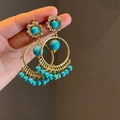 Detailaufnahme von böhmischen Ohrringen mit türkisfarbenen Perlen und goldenen Quasten - Türkis Kugel Quaste