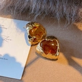 Pendientes vintage de plata 925 con corazón de resina ámbar y marco de metal martillado - Corazón Curvo Ámbar