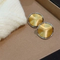 Minimalistische zweifarbige Ohrstecker aus gebürstetem Metall in Goldoptik auf Display - Gold Gebürstete Oberfläche