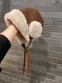 Détail du chapeau d'hiver marron en daim avec doublure en fausse fourrure blanche et liens - Taille unique / Café