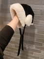 Détails de la doublure en laine d'agneau et protection d'oreilles sur toque noire - Taille unique / Noir