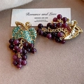 Orecchini pendenti vintage a forma di uva con perline viola e strass verdi oro - Orecchini / Viola
