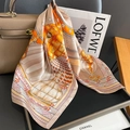 Seidiges bedrucktes quadratisches Halstuch in Orange und Gold an einer Ledertasche - Klassisches Laternenmuster Stil (ZC-189-Khaki) / Khaki