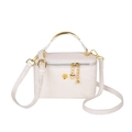 Sac boîte vanité blanc motif serpent avec ornement fleur dorée et bandoulière chaîne - Blanc Cassé