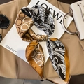 Elegante pañuelo de seda con estampado de cachemira sobre una chaqueta americana beige - 70*70cm / Café Negro