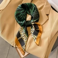 Eleganter Seidenschal mit Leoparden-Zebra-Print und Goldketten auf einem beigen Blazer - 70x70cm / Grün