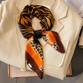 Eleganter Seidenschal mit Leopardenmuster und Goldketten auf beigem Blazer - 70x70cm / Karamell