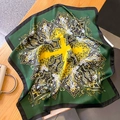 Grünes und gelbes Seidentuch mit Paisley-Muster und Blumenmuster auf einem Holztisch - 70*70cm / Grün