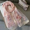 Detalle de bufanda de seda rosa claro con bordado floral y bordes metálicos dorados - Rosa