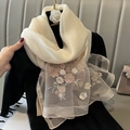 Elegante chal beige de mezcla de seda con detalles de organza y bordados florales - Beige