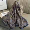 Sciarpa di seta blu navy con motivo paisley su borsa in pelle e accessori moda eleganti - Blu navy / 180cm