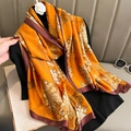 Eleganter Seidenschal in Orangerot mit goldenem Blumenmuster und Retro-Chrysanthemen - Orange