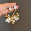 Übergroße weiße Emaille-Iris-Ohrhänger mit goldenen Rahmen für Damen im Modestil - Weiß Emaille Iris (E1049)