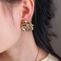 Vintage Gold Rose Ohrringe mit Zirkonia-Stein in der Profilansicht am Model - Mattgoldene Rosenohrringe