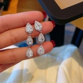 Gros plan sur les boucles d'oreilles pendantes en argent avec zircone cubique à trois gouttes - Style Goutte à Trois Couches (E2027) / Argenté