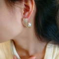 Elegante goldene geschwungene Ohrringe mit Zirkonia-Besatz und einer großen weißen Perle - Gold - Zirkonia Kurve Perle