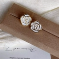 Detailansicht weißer Muschel-Ohrstecker in Blumenform mit goldenem Metallrand auf Box - Rosenstil (E2629) / Goldene Rose Blume