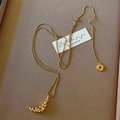 Collana con ciondolo a croissant dorato con trama ondulata su vassoio in velluto - Collana con Pendente Croissant Oro / Oro