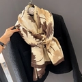 Dettaglio di sciarpa in cotone e lino con motivo a foglie d'acero su giacca tweed - Cachi